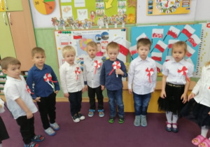Dzieci w odświętnych strojach uczestniczą w akcji "Szkoła do hymnu".